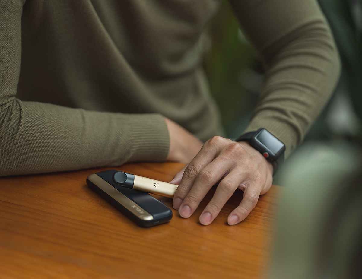 Man uses his RELX device in an outdoor setting.
