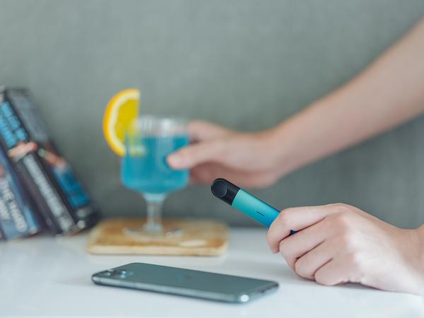 A RELX user holds a vape pen.