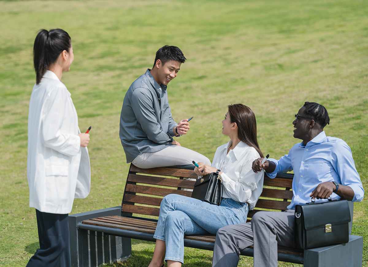 Man uses his RELX device with friends.
