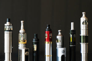 Vape mods in different configurations are lined up next to each other.
